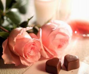 Puzzle Δύο ροζ τριαντάφυλλα με δύο σοκολάτες σε σχήμα καρδιάς